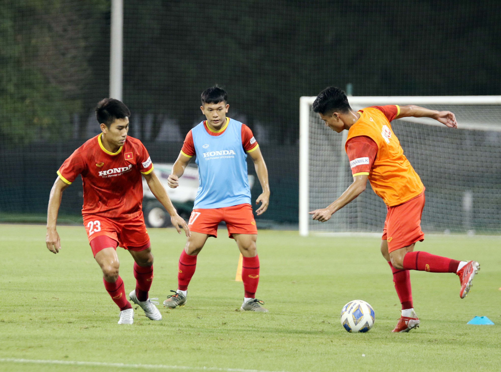 U23 Việt Nam hào hứng tập luyện tại nơi từng được Manchester United &quot;bao trọn&quot; - Ảnh 7.