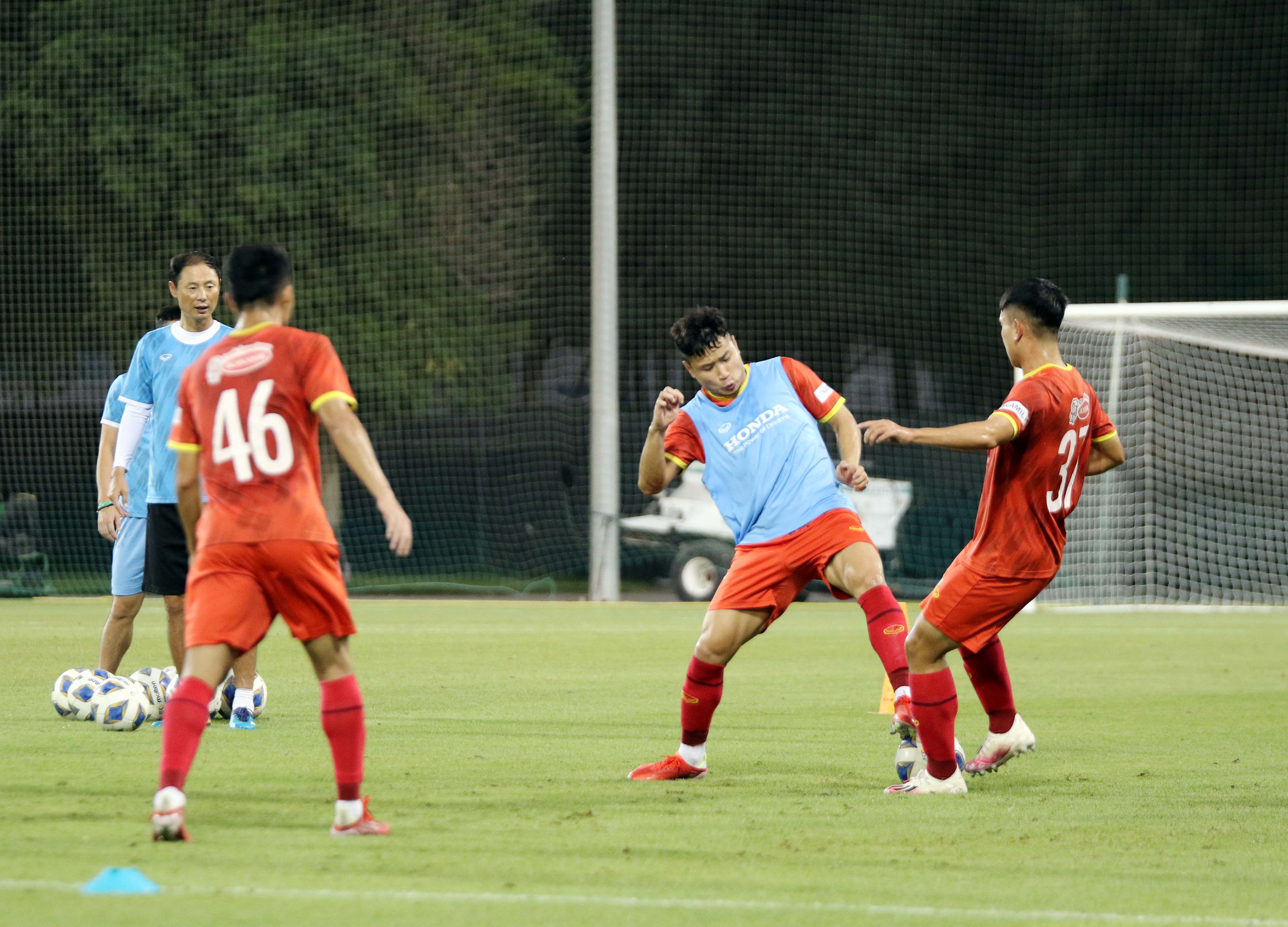 U23 Việt Nam hào hứng tập luyện tại nơi từng được Manchester United &quot;bao trọn&quot; - Ảnh 1.