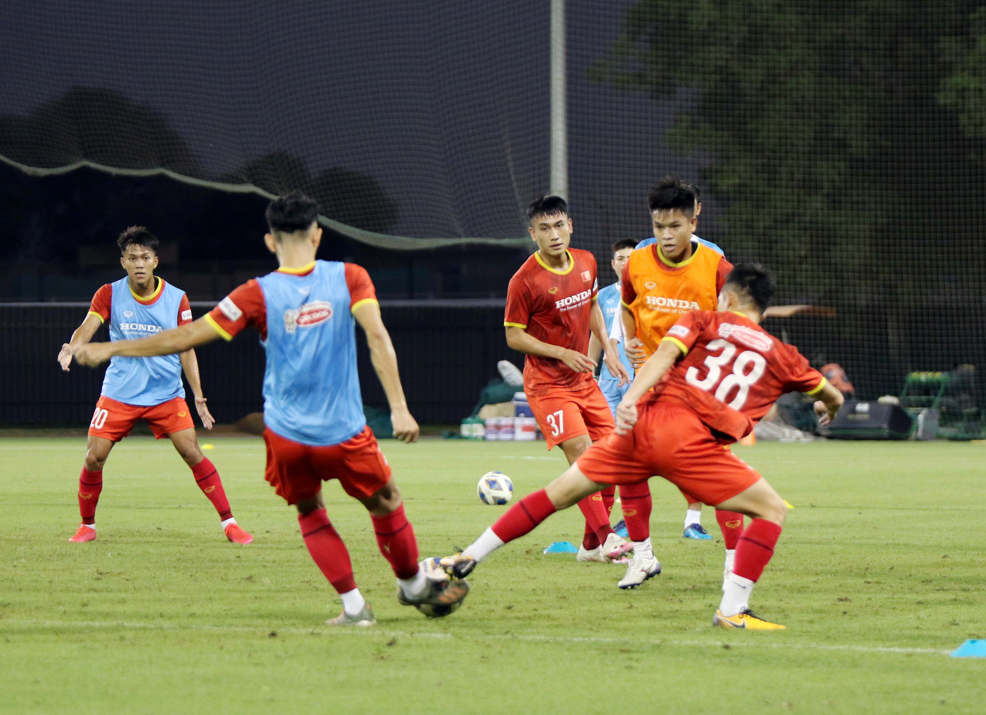 U23 Việt Nam hào hứng tập luyện tại nơi từng được Manchester United &quot;bao trọn&quot; - Ảnh 5.