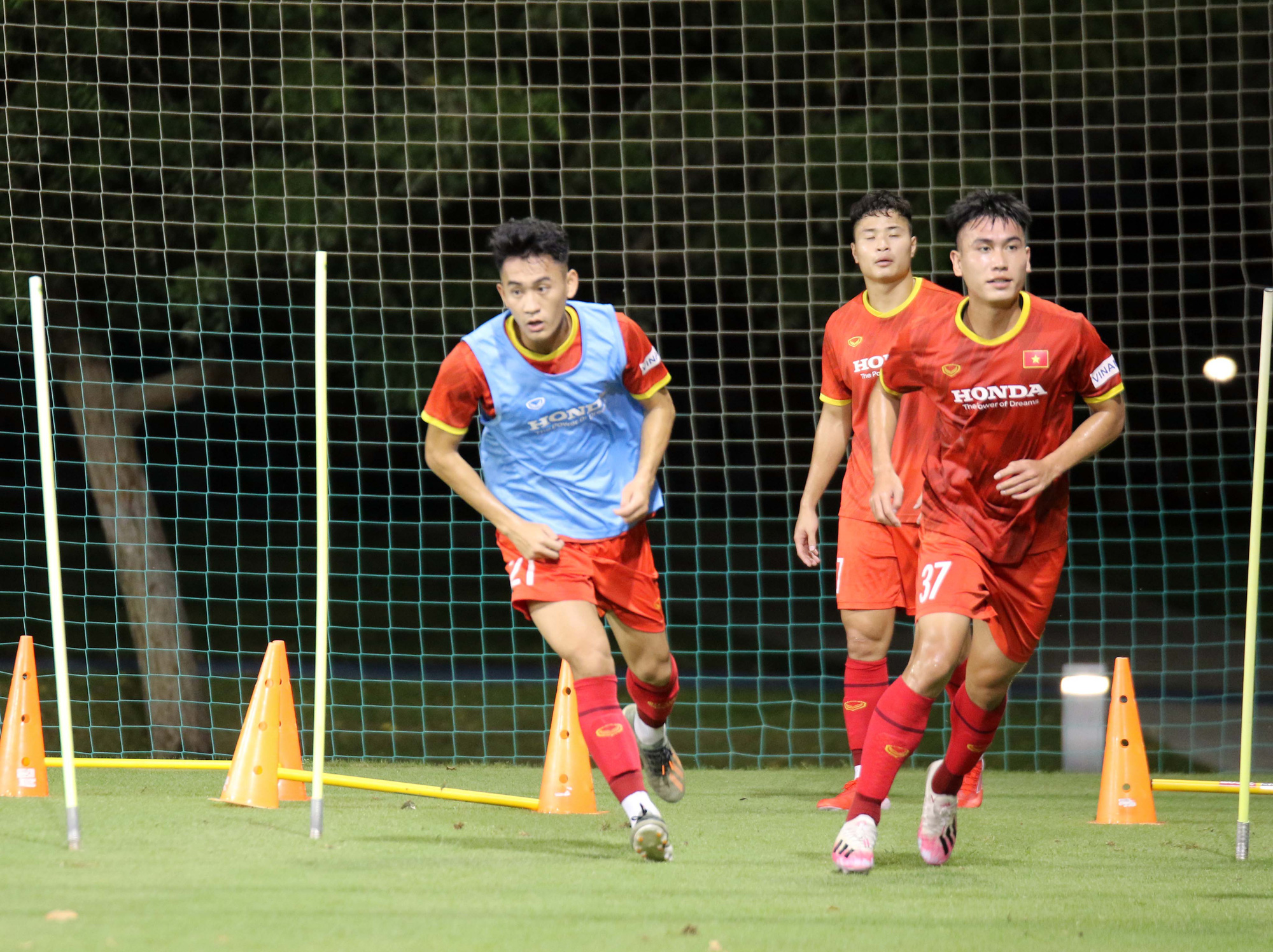 U23 Việt Nam hào hứng tập luyện tại nơi từng được Manchester United &quot;bao trọn&quot; - Ảnh 3.