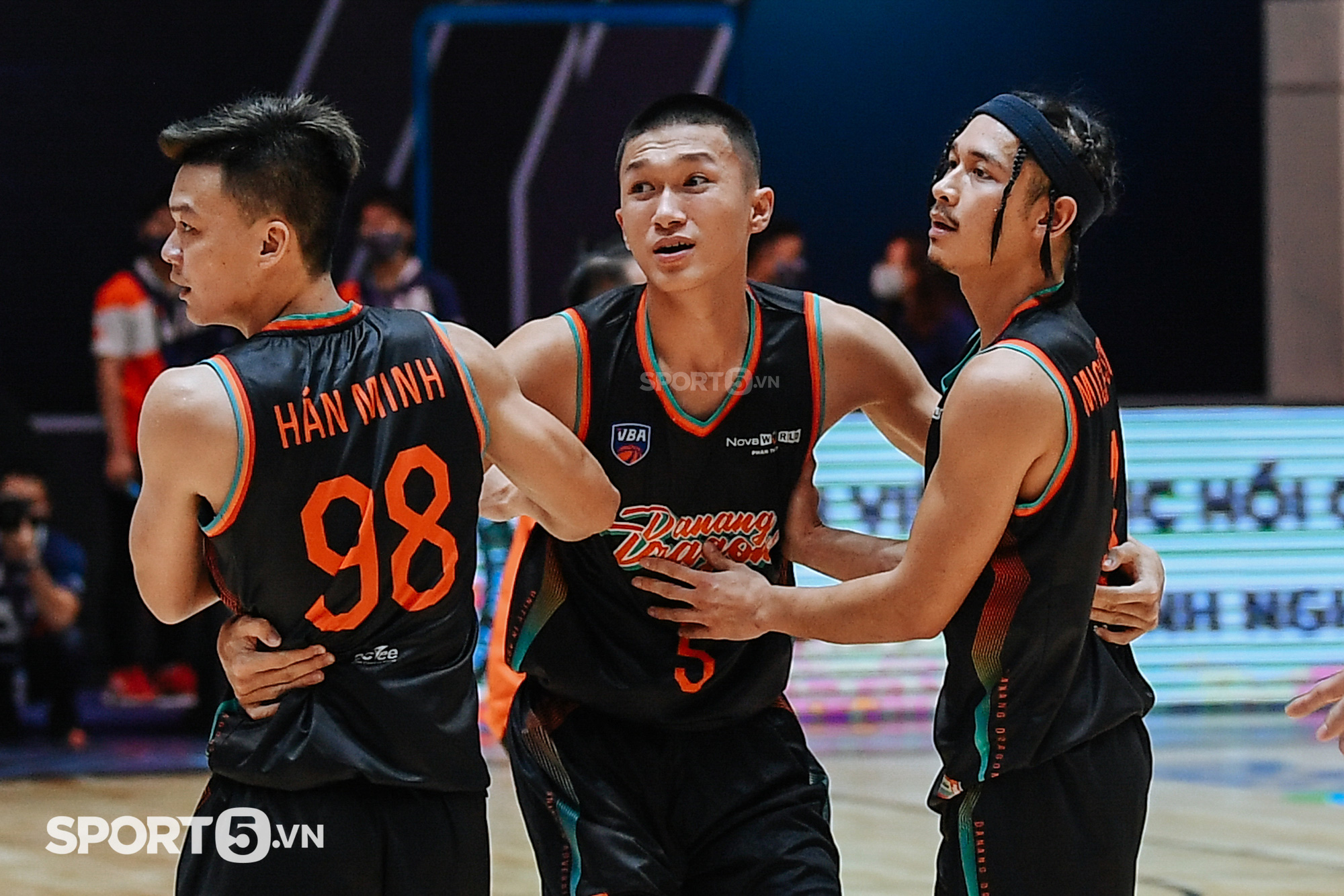 Khoảnh khắc Danang Dragons ăn mừng hụt: Akeem Scott gục ngã thất vọng, BHL ngạc nhiên &quot;mắt chữ A mồm chữ O&quot; - Ảnh 4.