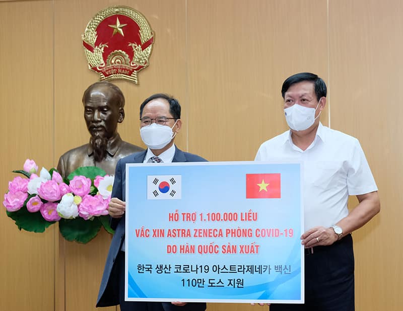 Việt Nam tiếp nhận gần 2 triệu liều vaccine AstraZeneca từ Ba Lan và Hàn Quốc - Ảnh 1.