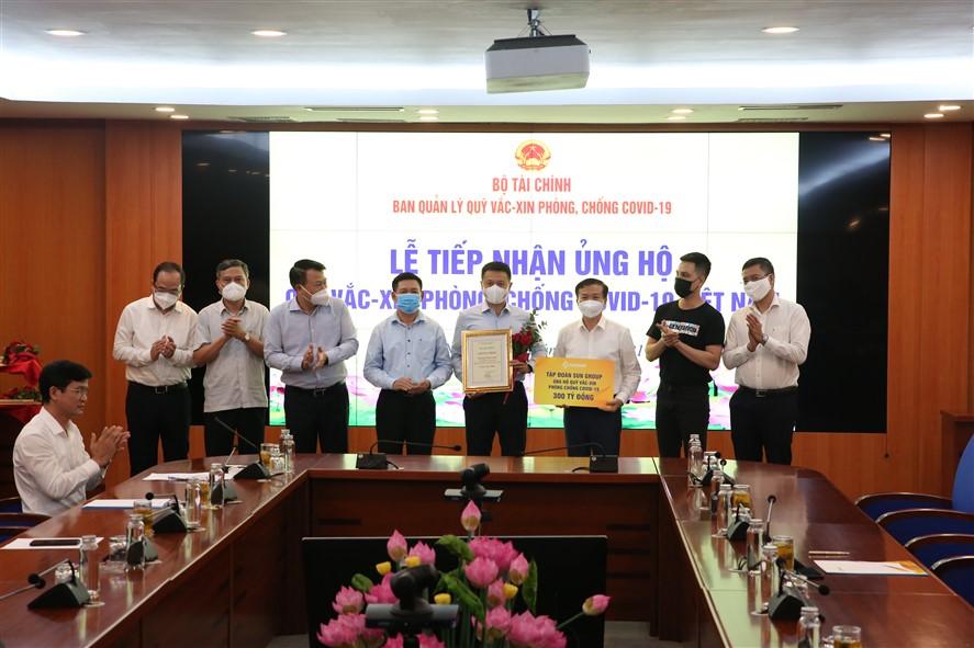 Sun Group lọt Top 10 thương hiệu xuất sắc Việt Nam - Ảnh 4.