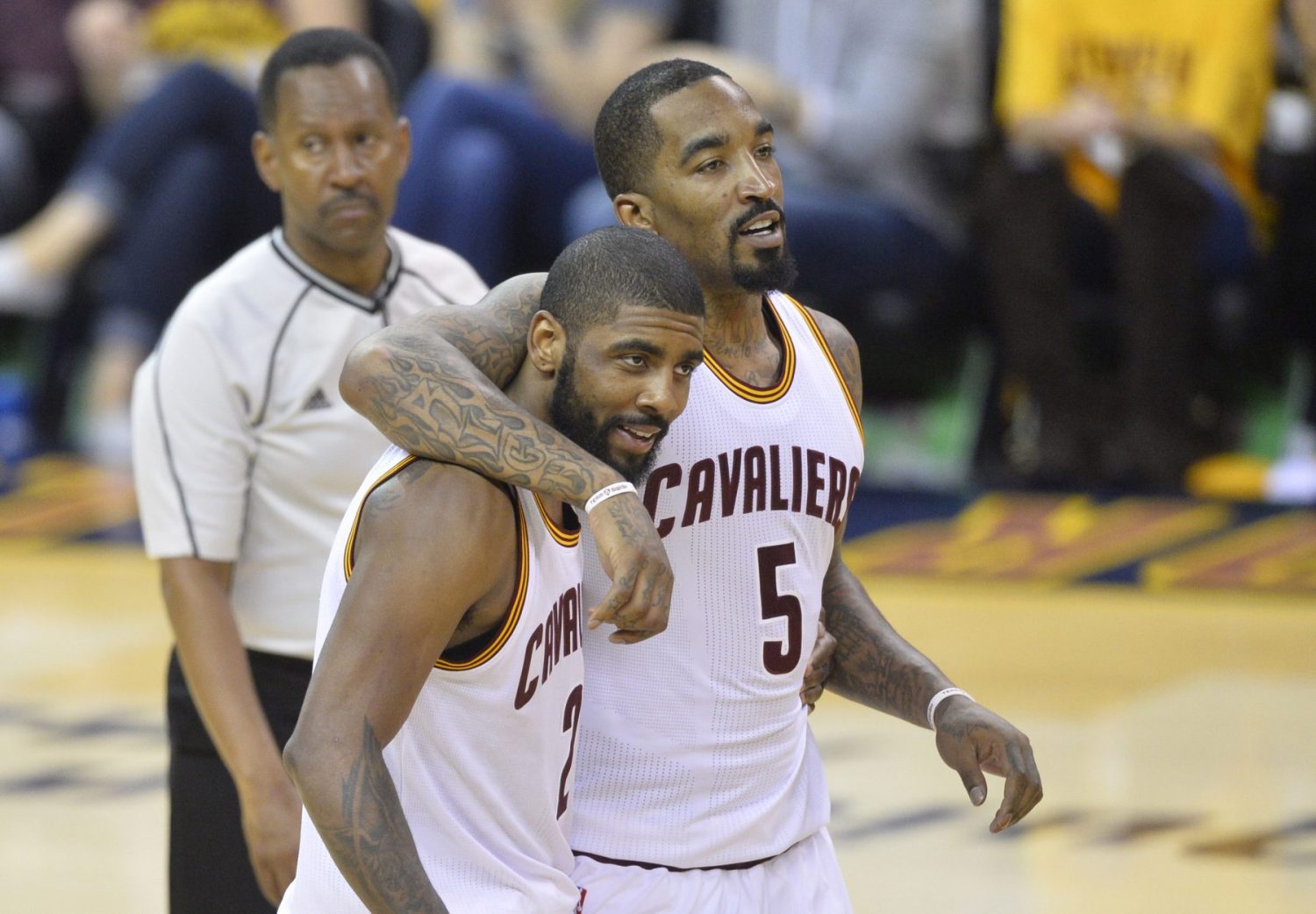 JR Smith bất ngờ đứng lên ủng hộ Kyrie Irving để nhận phải &quot;gạch đá&quot; từ fan - Ảnh 1.