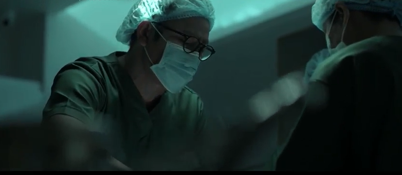 Mặt nạ gương tập 2: Hoa (Lương Thu Trang) hoảng sợ vì bố bị nghi phẫu thuật thẩm mỹ gây chết người - Ảnh 4.