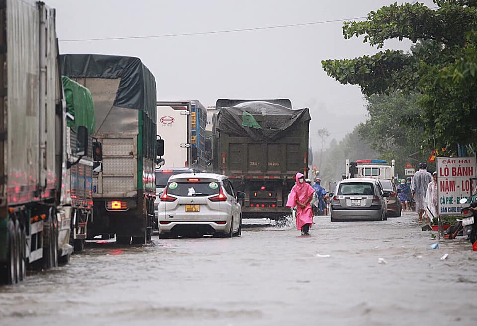 Thừa Thiên Huế: Mưa lớn ngập tuyến đường QL1A, CSGT dầm mưa điều tiết giao thông - Ảnh 8.