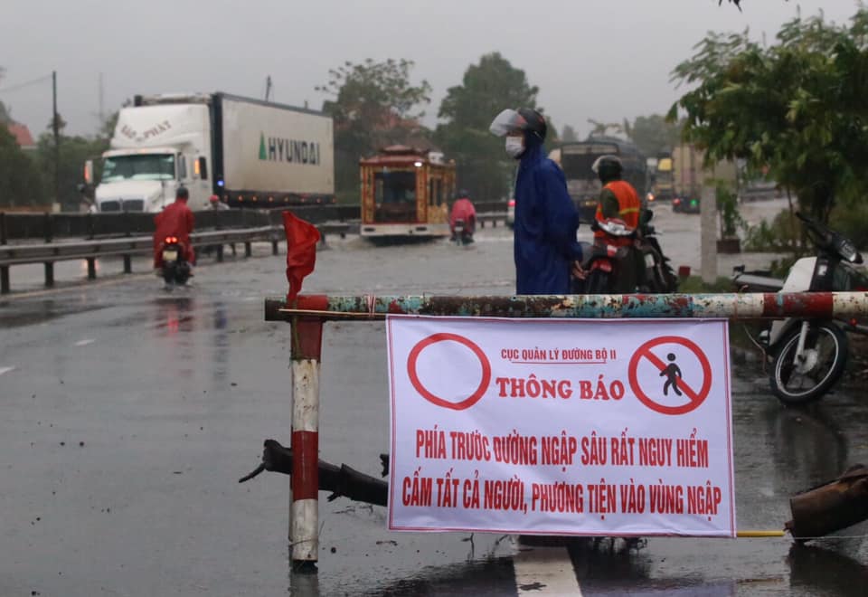 Thừa Thiên Huế: Mưa lớn ngập tuyến đường QL1A, CSGT dầm mưa điều tiết giao thông - Ảnh 5.