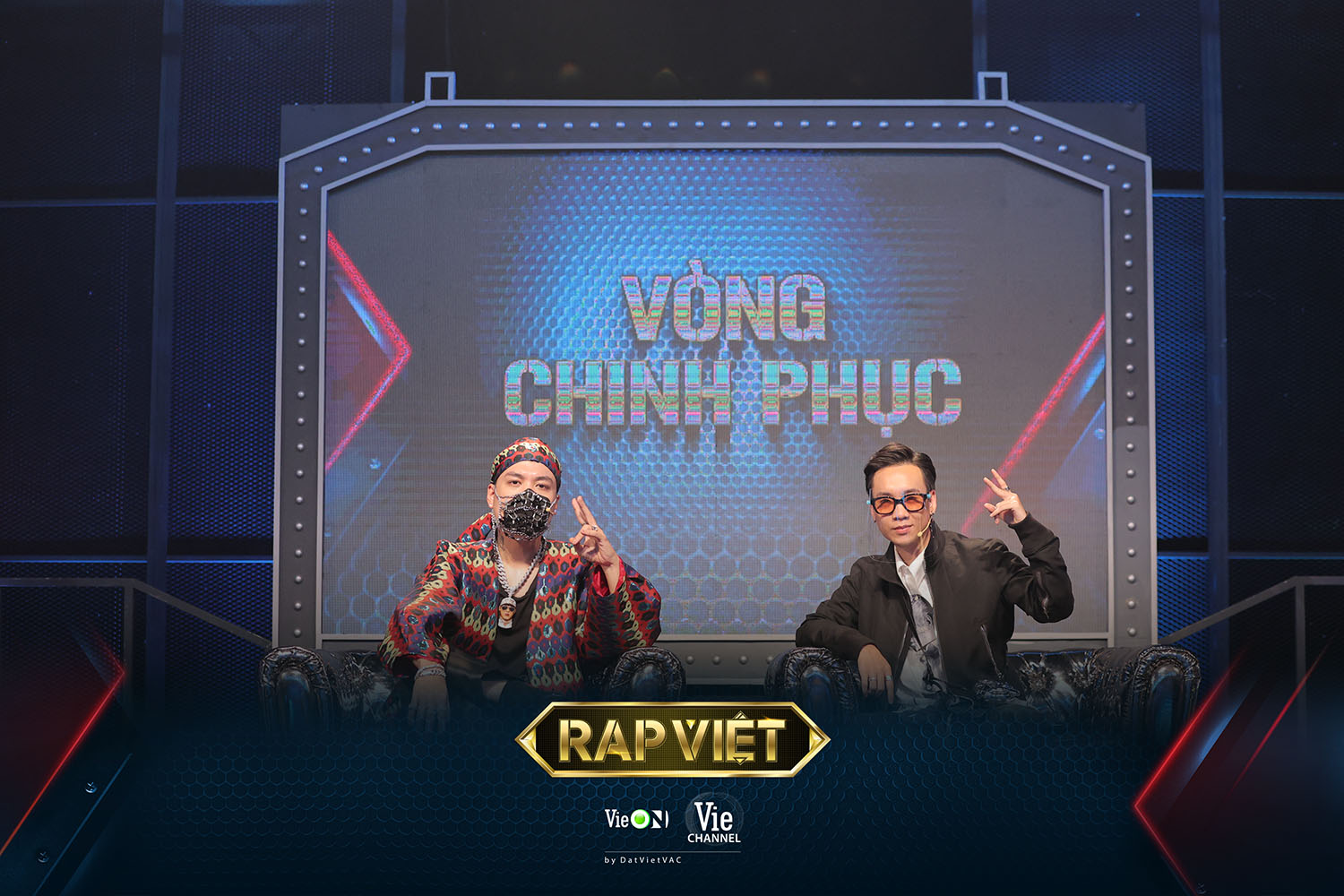 Rap Việt tập 1: Trấn Thành bật khóc nức nở tiết lộ câu chuyện về bố ruột rơi nước mắt trong quá khứ - Ảnh 2.