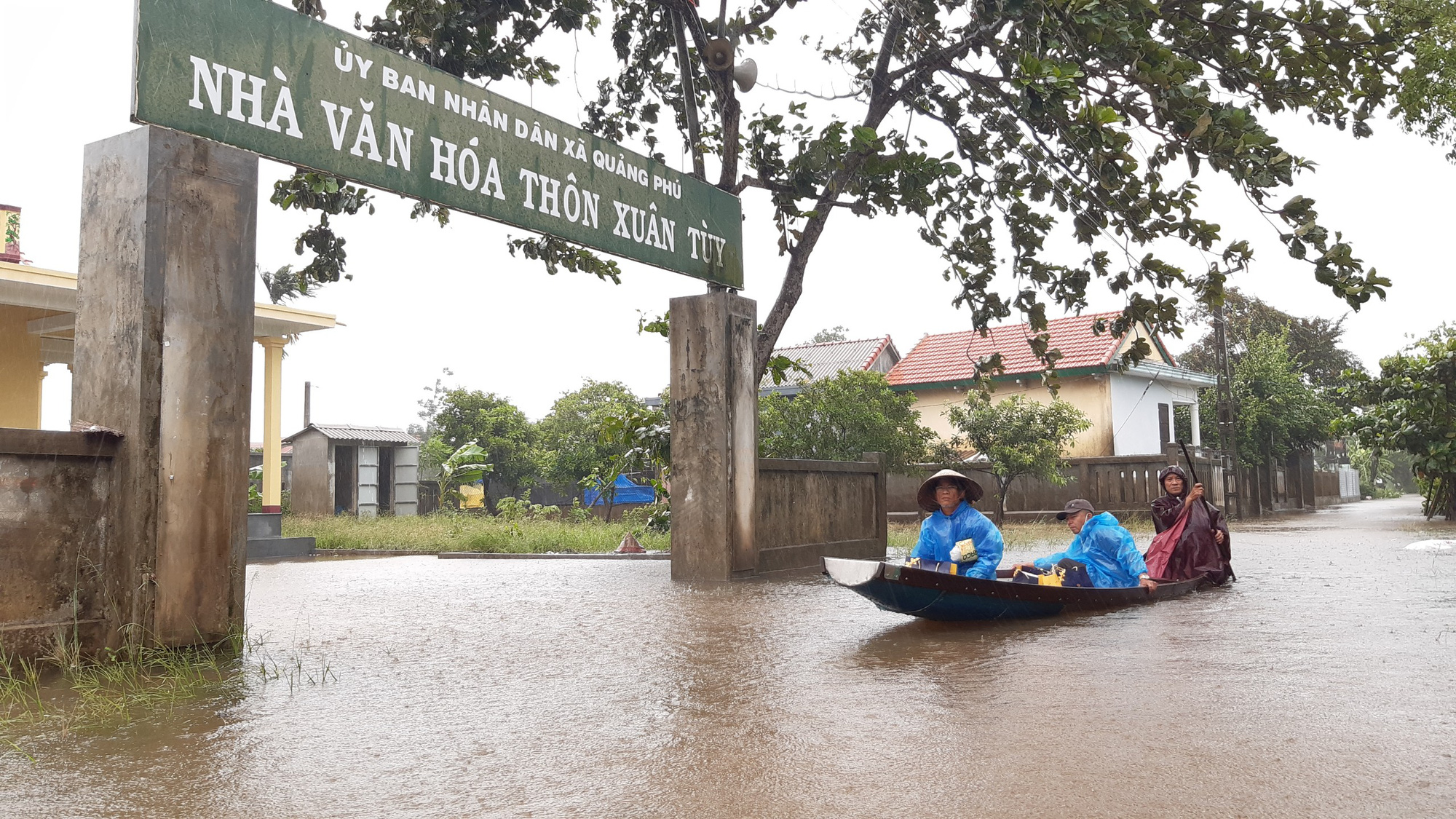 Thừa Thiên Huế: Mưa lớn ngập tuyến đường QL1A, CSGT dầm mưa điều tiết giao thông - Ảnh 11.