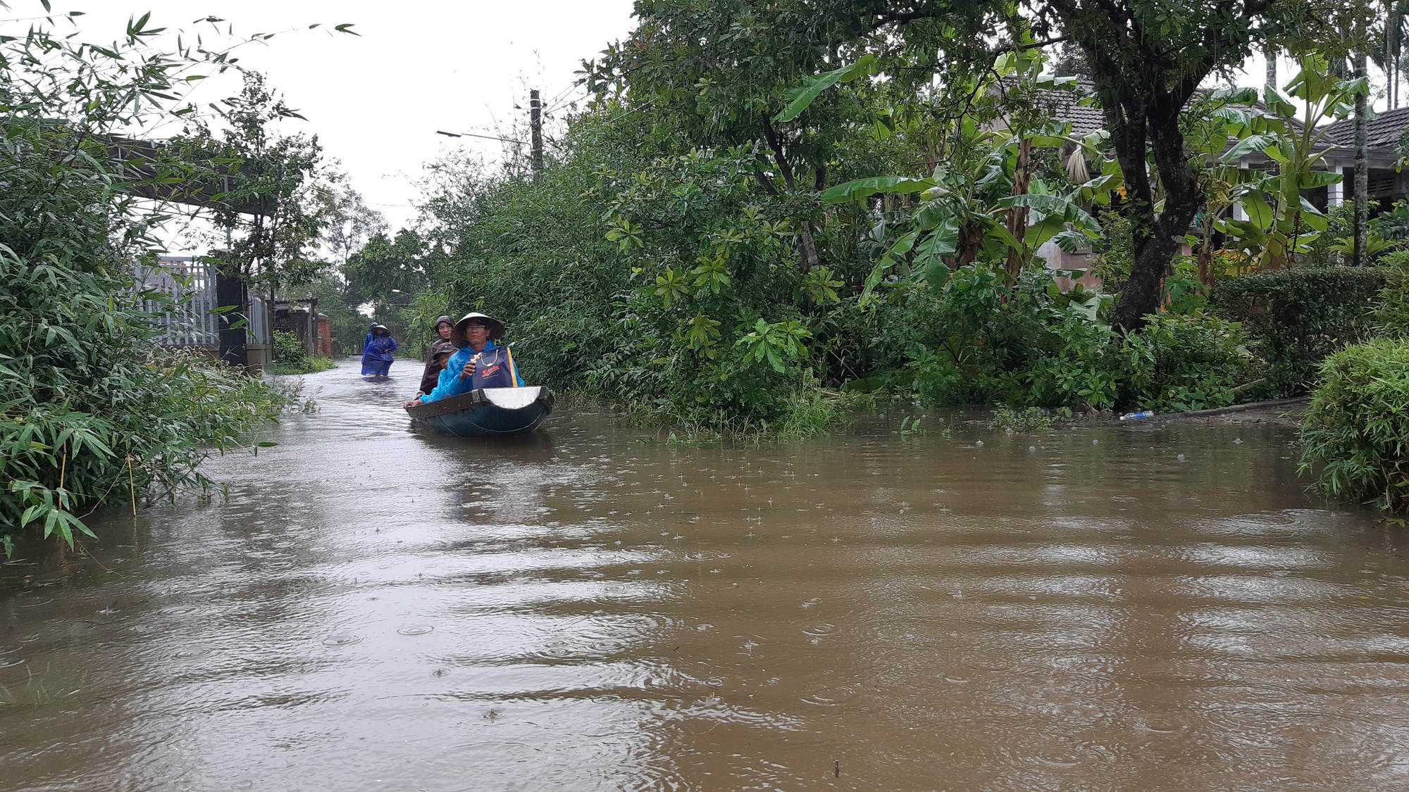 Thừa Thiên Huế: Mưa lớn ngập tuyến đường QL1A, CSGT dầm mưa điều tiết giao thông - Ảnh 1.