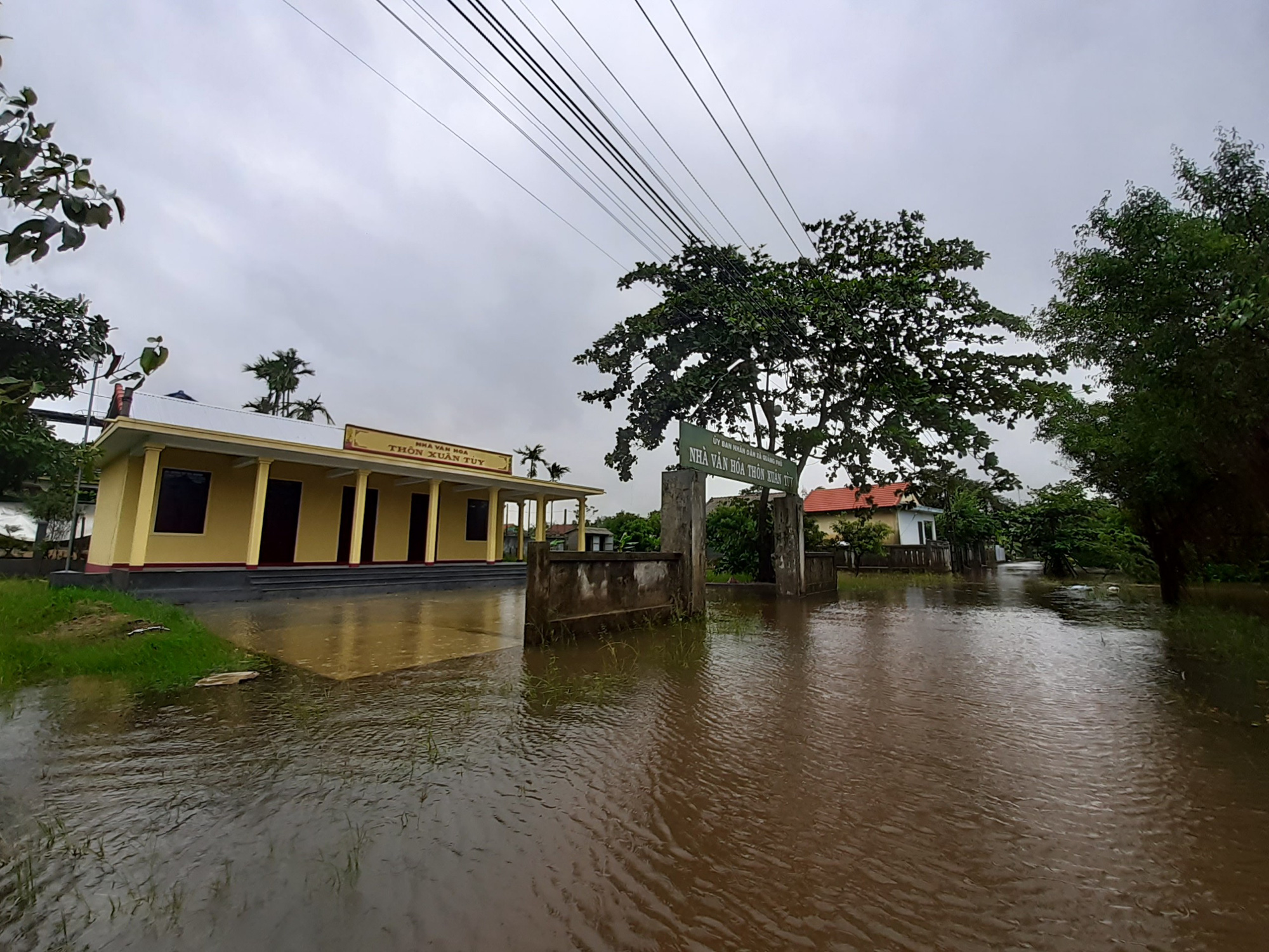 Thừa Thiên Huế: Mưa lớn ngập tuyến đường QL1A, CSGT dầm mưa điều tiết giao thông - Ảnh 10.