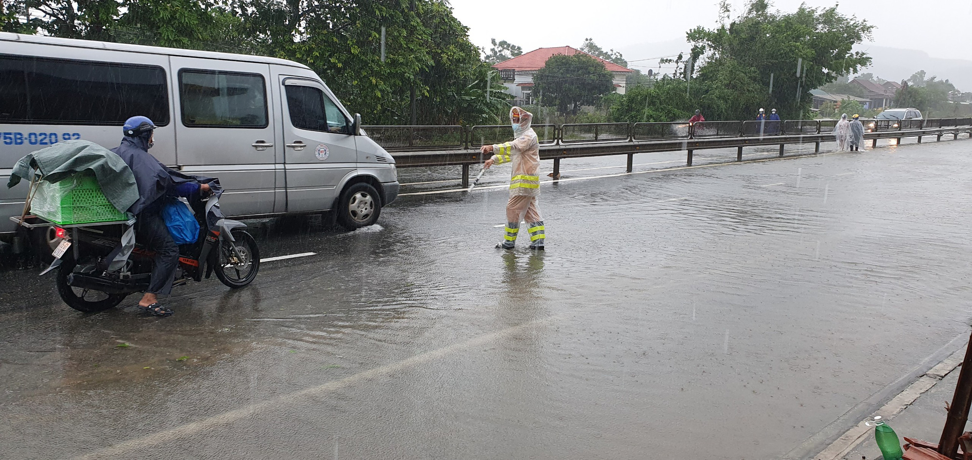 Thừa Thiên Huế: Mưa lớn ngập tuyến đường QL1A, CSGT dầm mưa điều tiết giao thông - Ảnh 6.