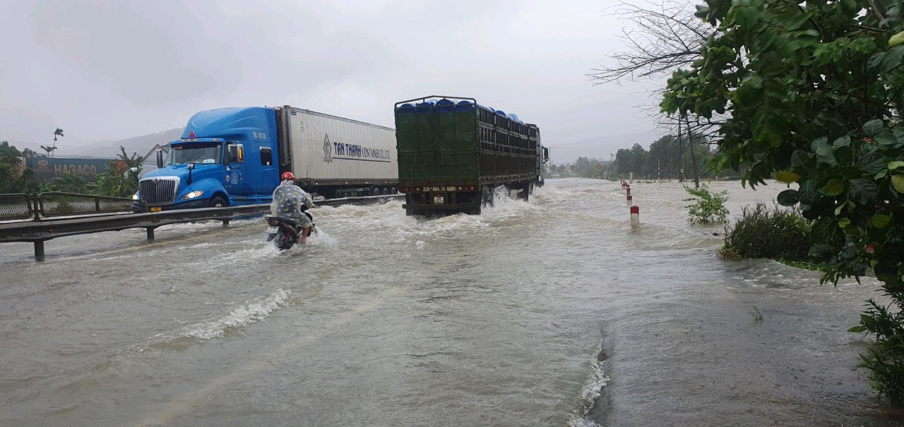 Thừa Thiên Huế: Mưa lớn ngập tuyến đường QL1A, CSGT dầm mưa điều tiết giao thông - Ảnh 3.