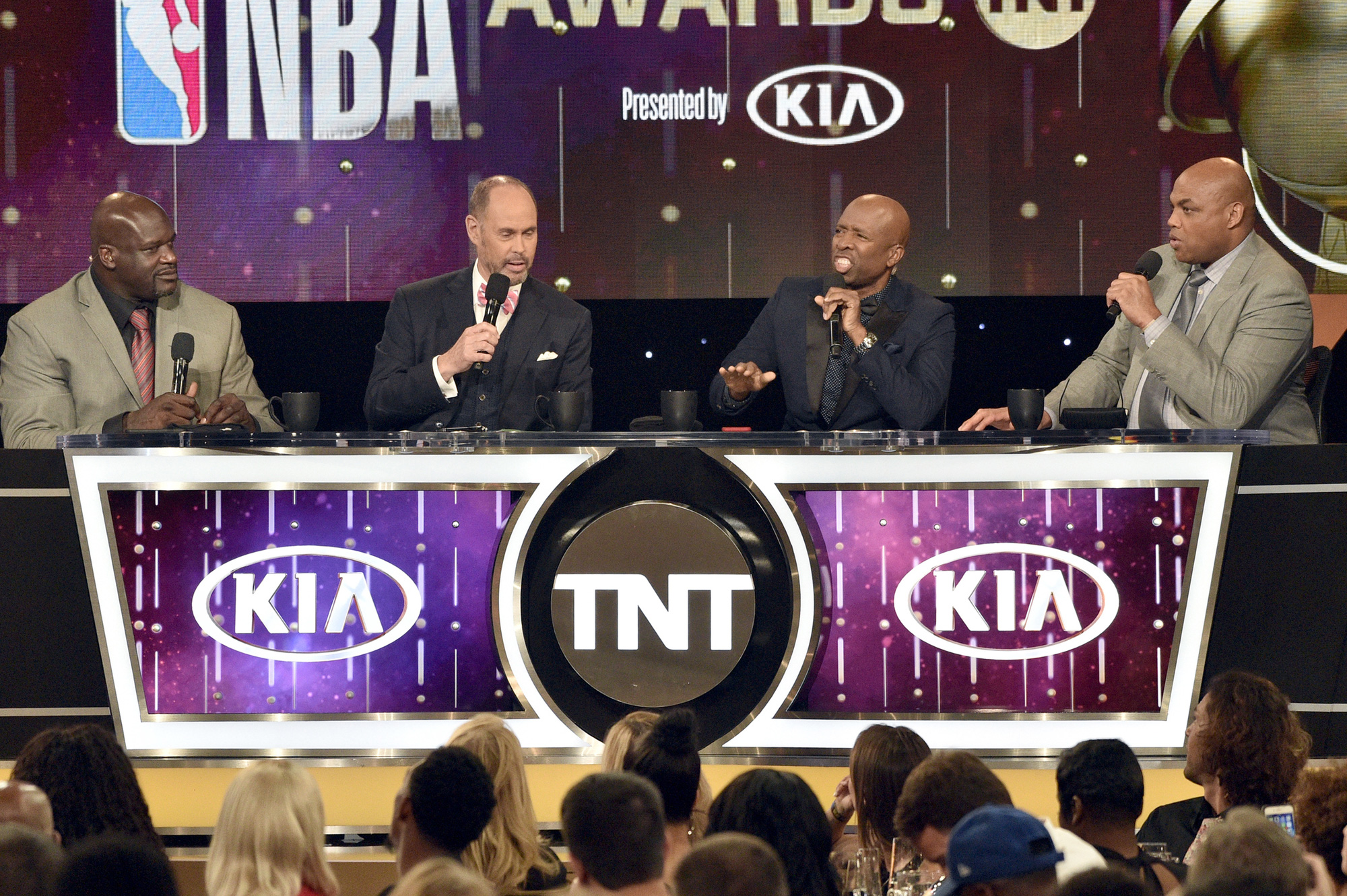 Inside the NBA có gì đặc biệt ngoài những trò đùa của Shaquille O'Neal và Charles Barkley? - Ảnh 7.