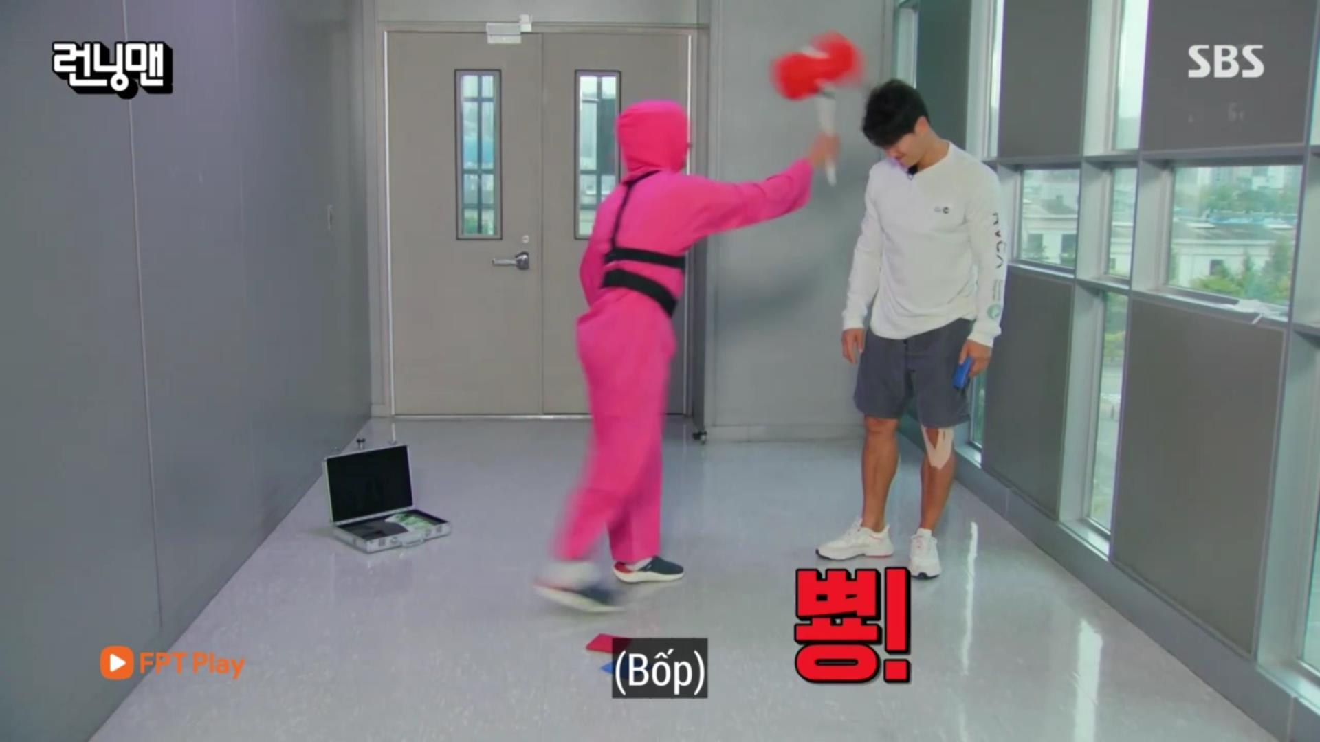 Running Man lầy lội mô phỏng Squid Game, Jong Kook lại bị bắt quả tang tạo loveline với Ji Hyo - Ảnh 2.