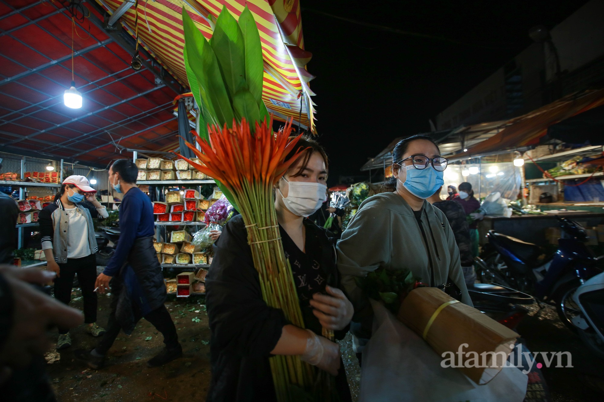 Nửa đêm, chợ hoa Quảng An nhộn nhịp người mua, kẻ bán trước ngày 20/10 - Ảnh 9.