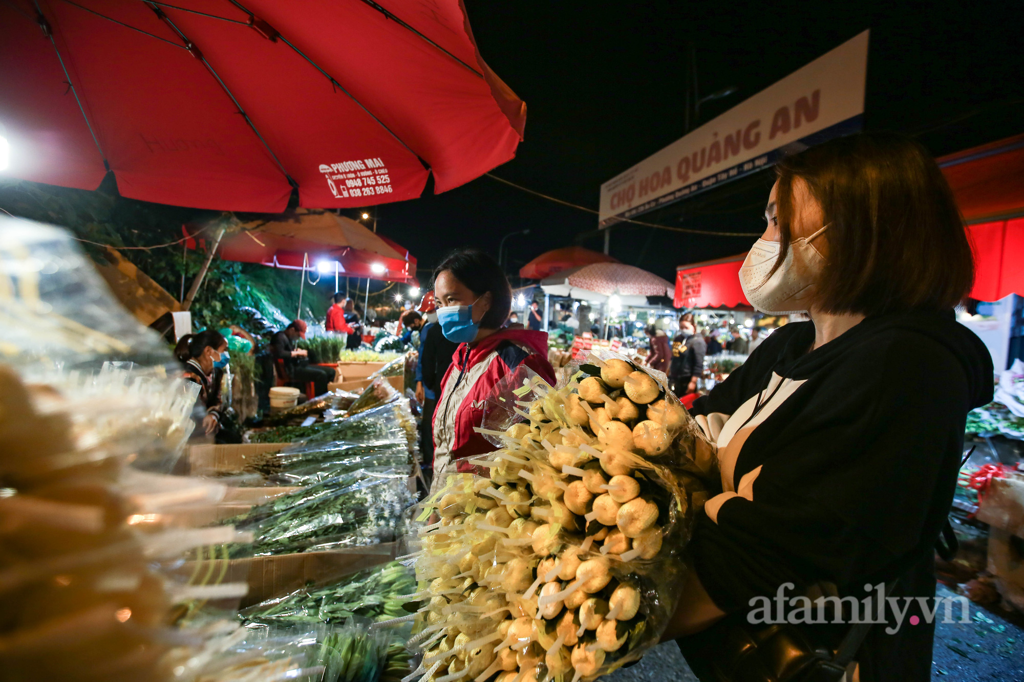 Nửa đêm, chợ hoa Quảng An nhộn nhịp người mua, kẻ bán trước ngày 20/10 - Ảnh 11.