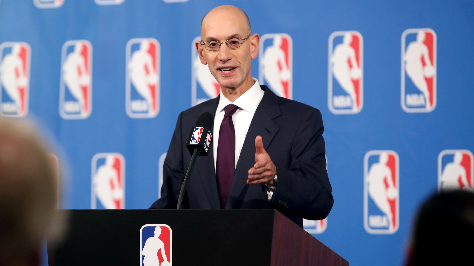 Chủ tịch Adam Silver “phớt lờ” vụ lùm xùm của Kyrie Irving - Ảnh 1.