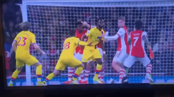 Phạm lỗi thô bạo với sao Arsenal, nhưng cầu thủ Crystal Palace chỉ phải nhận thẻ vàng - Ảnh 1.
