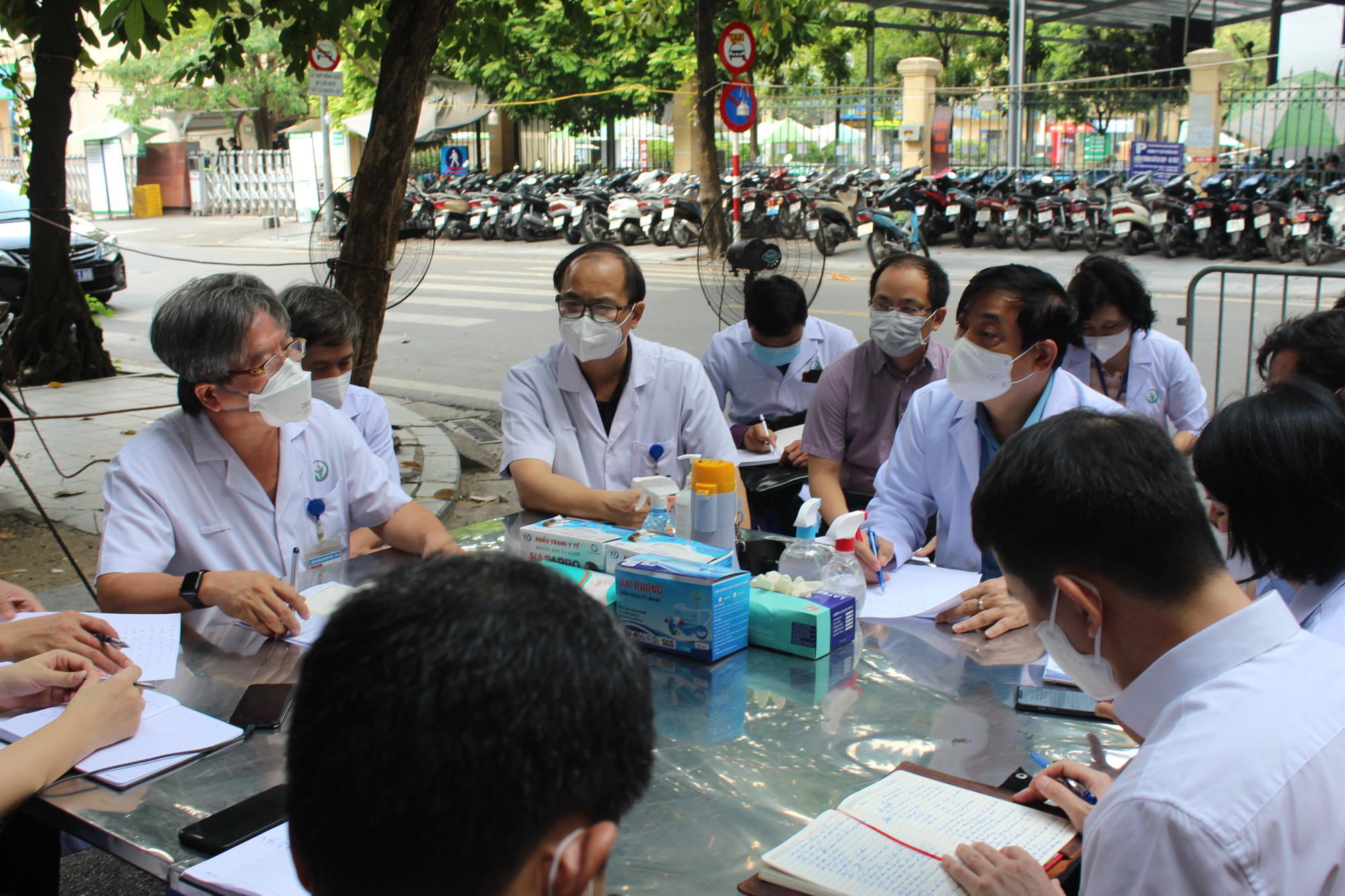 Bộ Y tế hoả tốc đề nghị Hà Nội hỗ trợ Bệnh viện Việt Đức - Ảnh 1.