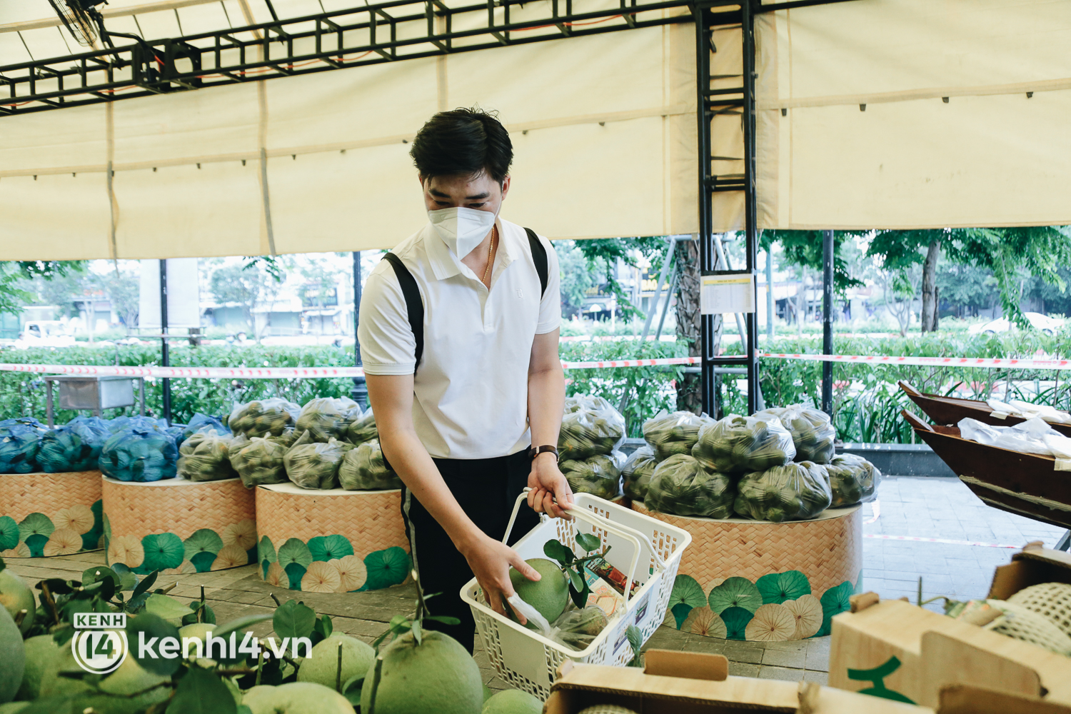 Cận cảnh chợ bán hàng giá rẻ tại TTTM để hỗ trợ người khó khăn vì COVID-19 ở TP.HCM - Ảnh 12.