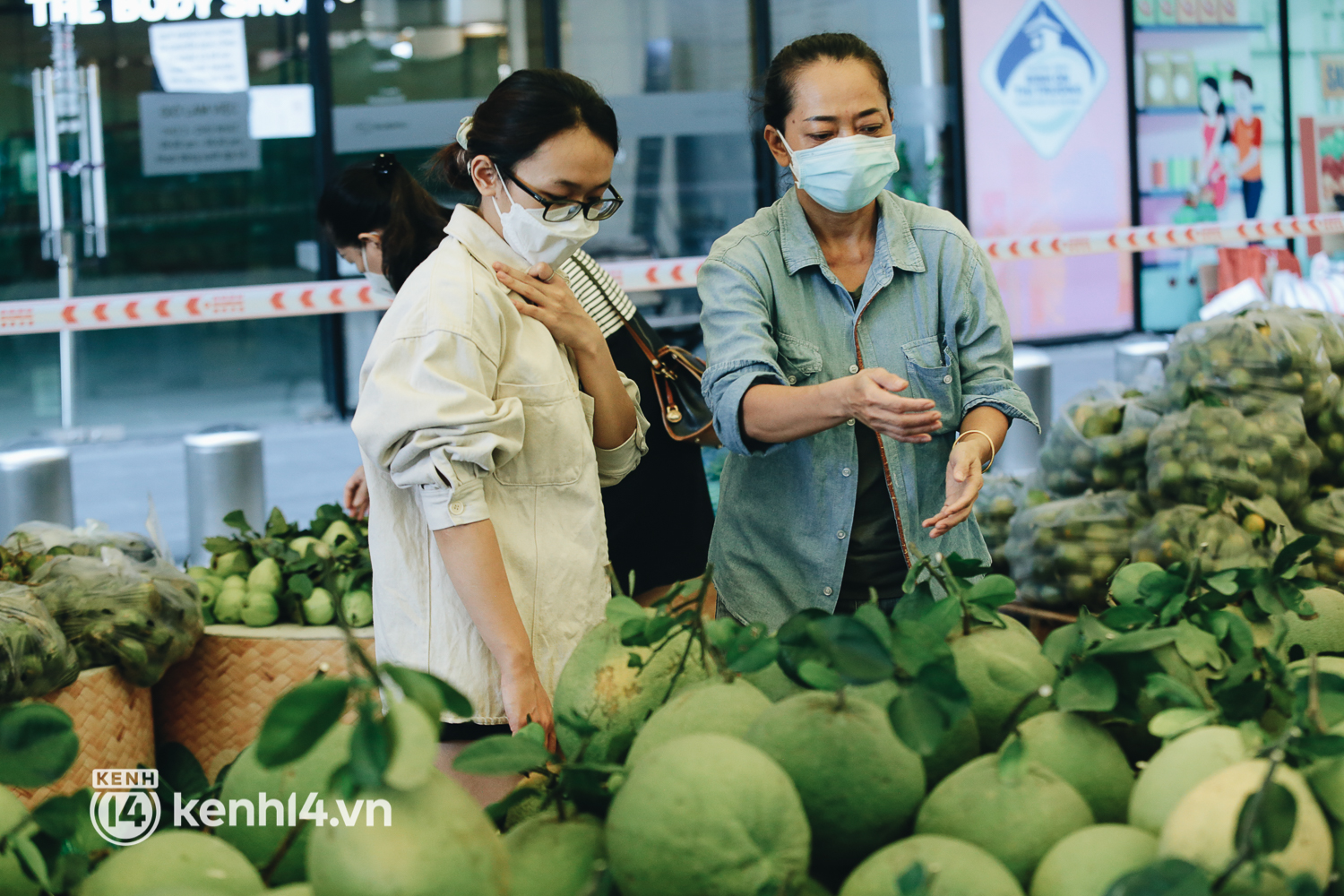 Cận cảnh chợ bán hàng giá rẻ tại TTTM để hỗ trợ người khó khăn vì COVID-19 ở TP.HCM - Ảnh 4.