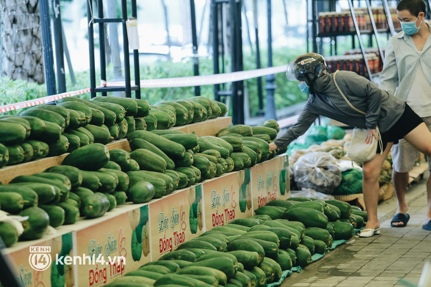 Cận cảnh chợ bán hàng giá rẻ tại TTTM để hỗ trợ người khó khăn vì COVID-19 ở TP.HCM - Ảnh 3.