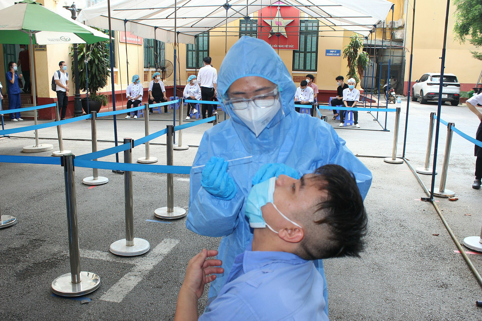 Phó Giám đốc CDC Hà Nội: Ổ dịch Bệnh viện Việt Đức đã có nhiều mức độ lây nhiễm, tình hình có thể sẽ khó khăn, phức tạp hơn - Ảnh 1.
