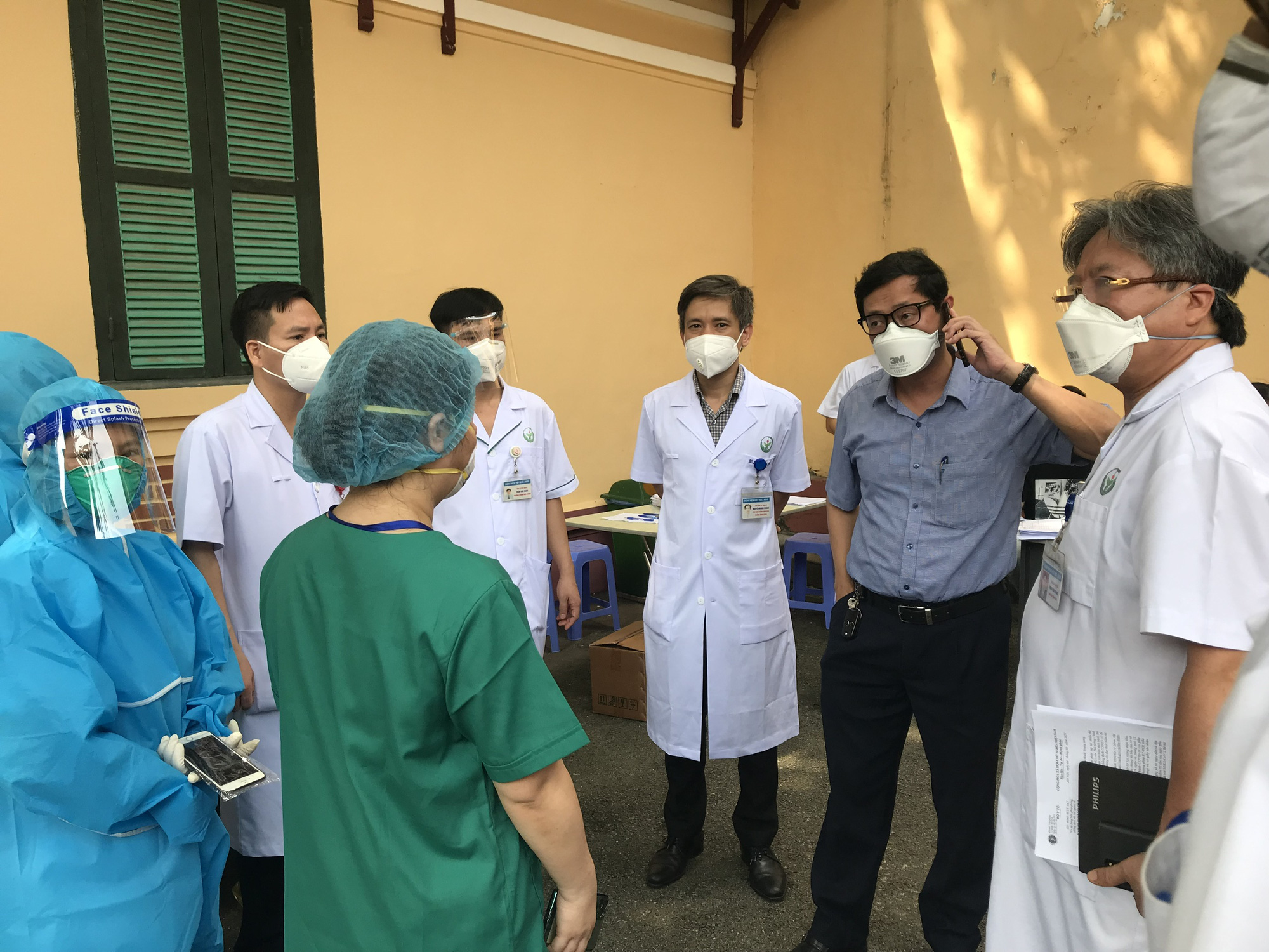 Phó Giám đốc CDC Hà Nội: Ổ dịch Bệnh viện Việt Đức đã có nhiều mức độ lây nhiễm, tình hình có thể sẽ khó khăn, phức tạp hơn - Ảnh 3.