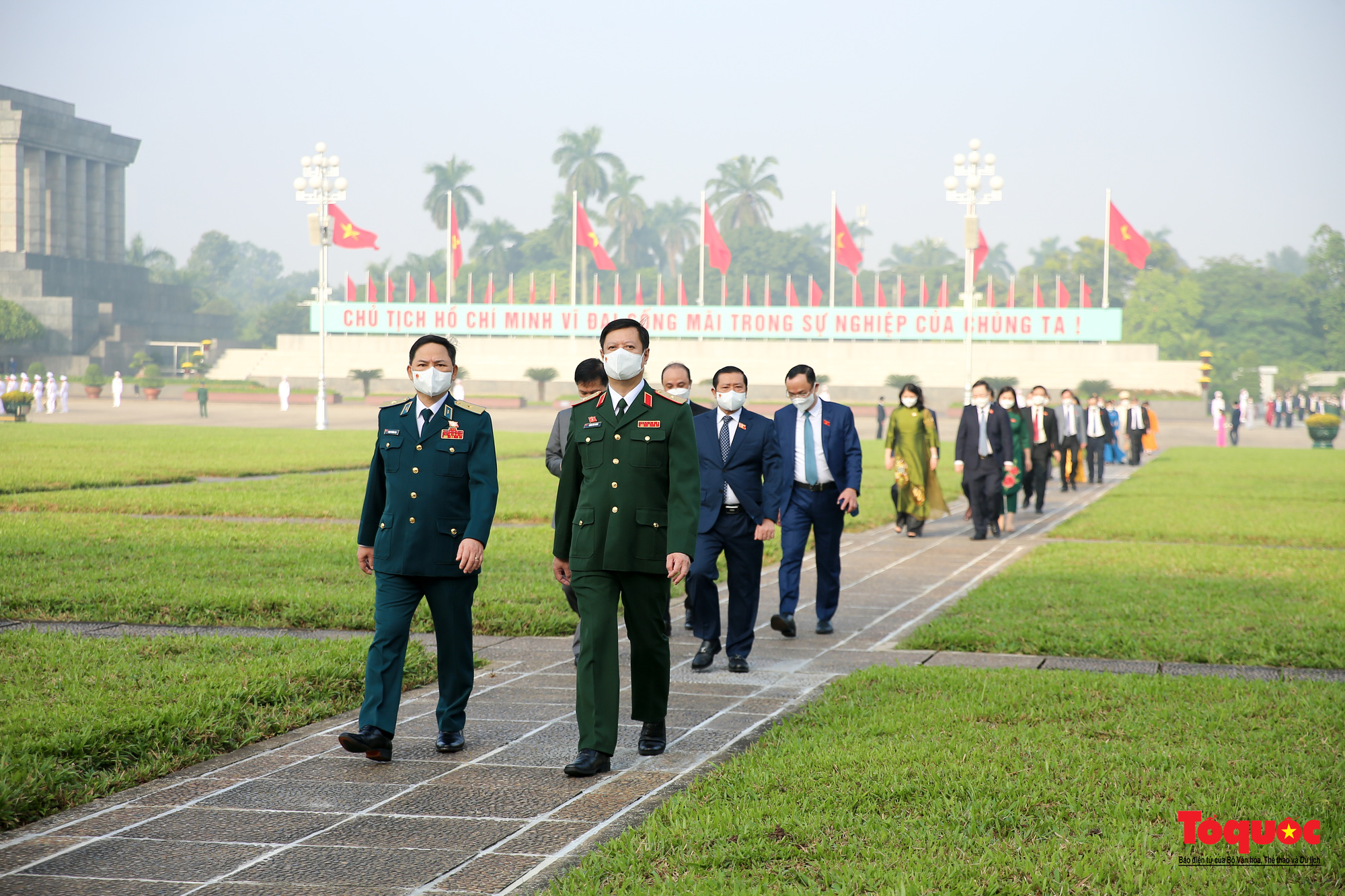 Đại biểu viếng Chủ tịch Hồ Chí Minh trước khai mạc kỳ họp thứ 2 Quốc hội khóa XV - Ảnh 10.