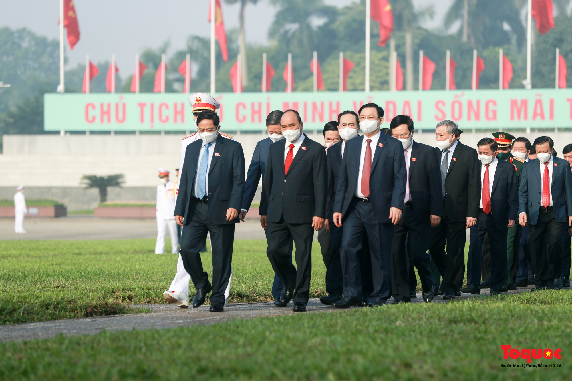 Đại biểu viếng Chủ tịch Hồ Chí Minh trước khai mạc kỳ họp thứ 2 Quốc hội khóa XV - Ảnh 9.