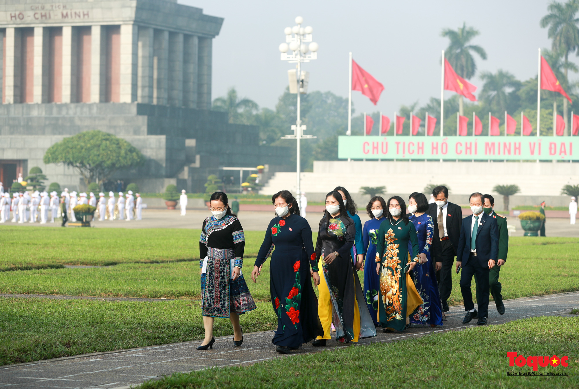 Đại biểu viếng Chủ tịch Hồ Chí Minh trước khai mạc kỳ họp thứ 2 Quốc hội khóa XV - Ảnh 12.