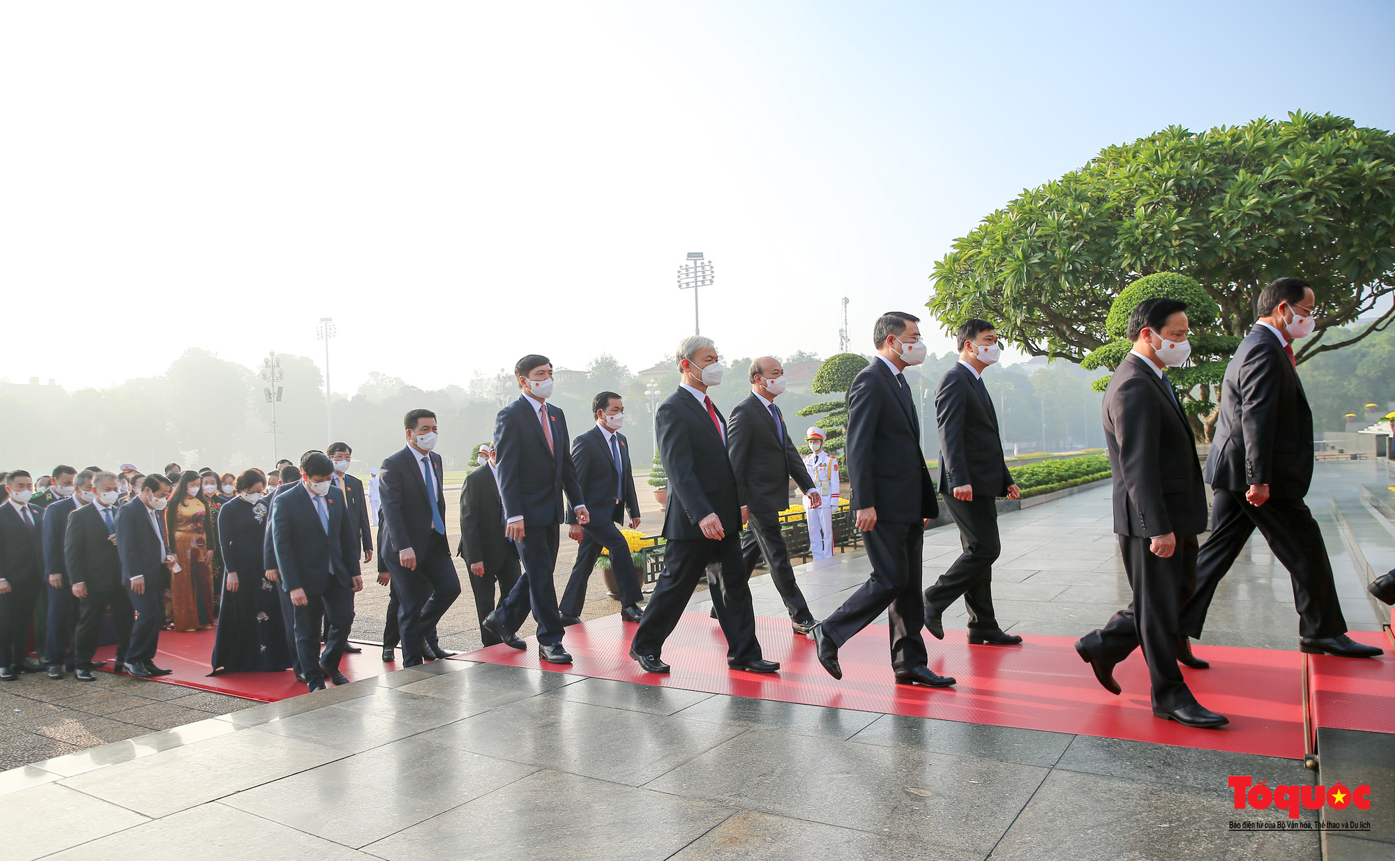 Đại biểu viếng Chủ tịch Hồ Chí Minh trước khai mạc kỳ họp thứ 2 Quốc hội khóa XV - Ảnh 7.