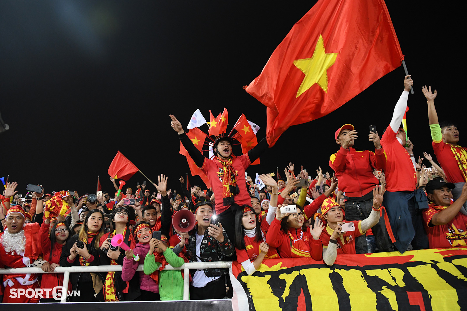 3 lợi ích lớn khi sân Mỹ Đình đón khán giả cổ vũ tuyển Việt Nam đấu Nhật Bản - Ảnh 1.