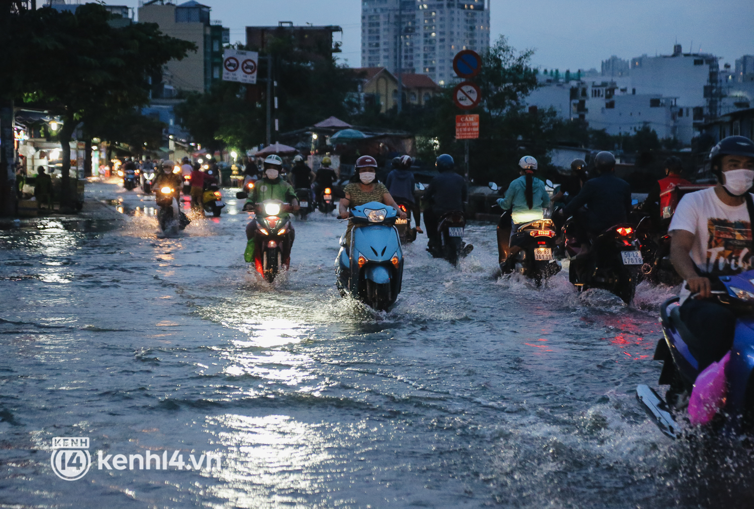 Người Sài Gòn vất vả lội nước, ngã sõng soài trên đường ngập sâu do triều cường dâng cao - Ảnh 10.