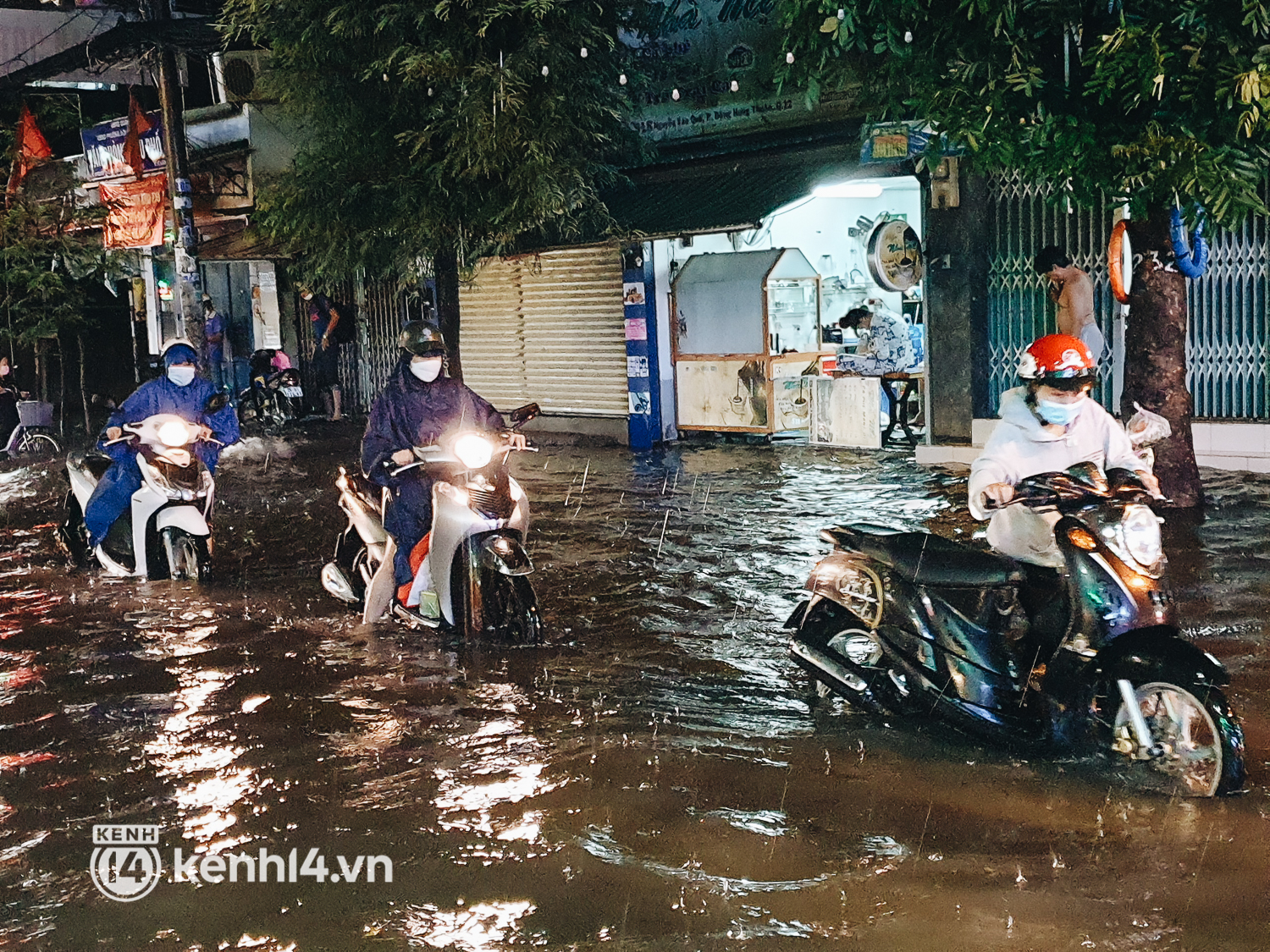 Ảnh: Cuối tuần Sài Gòn mưa tối tăm mù mịt, người dân lội nước dắt xe chết máy trên đường ngập - Ảnh 5.