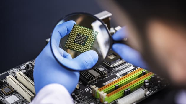 Trung Quốc tăng cường tự sản xuất chip, giảm phụ thuộc vào nước ngoài - Ảnh 1.