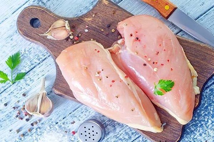 Người đàn ông bị tổn thương thận do ăn nhiều ức gà để giảm cân - Ảnh 1.