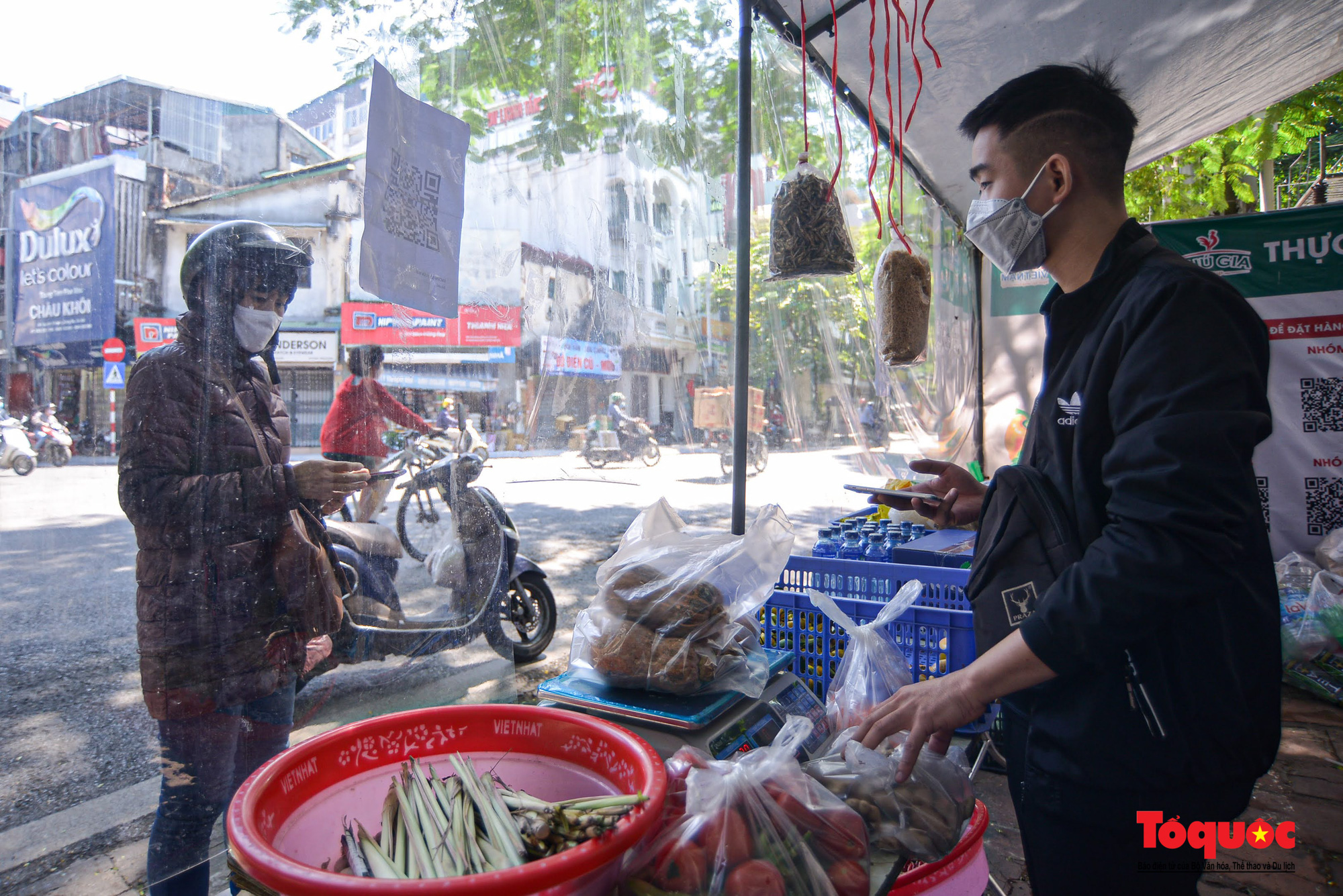 Hà Nội: Độc đáo những gian hàng đổi rác thải nhựa... lấy rau củ quả - Ảnh 5.