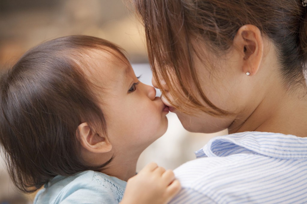 Dù thân thiết đến đâu cũng không nên làm những hành động này với em bé, bố mẹ biết sớm để bảo vệ cho con mình - Ảnh 1.