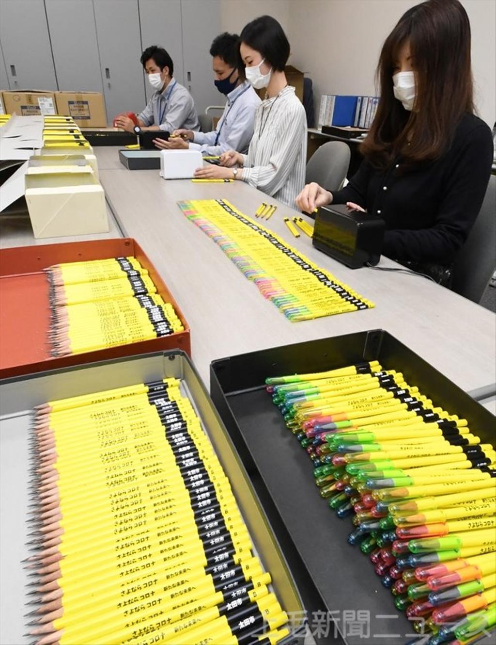 Công chức Nhật Bản cuống cuồng gọt bút chì để chuẩn bị cho ngày bầu cử - Ảnh 1.