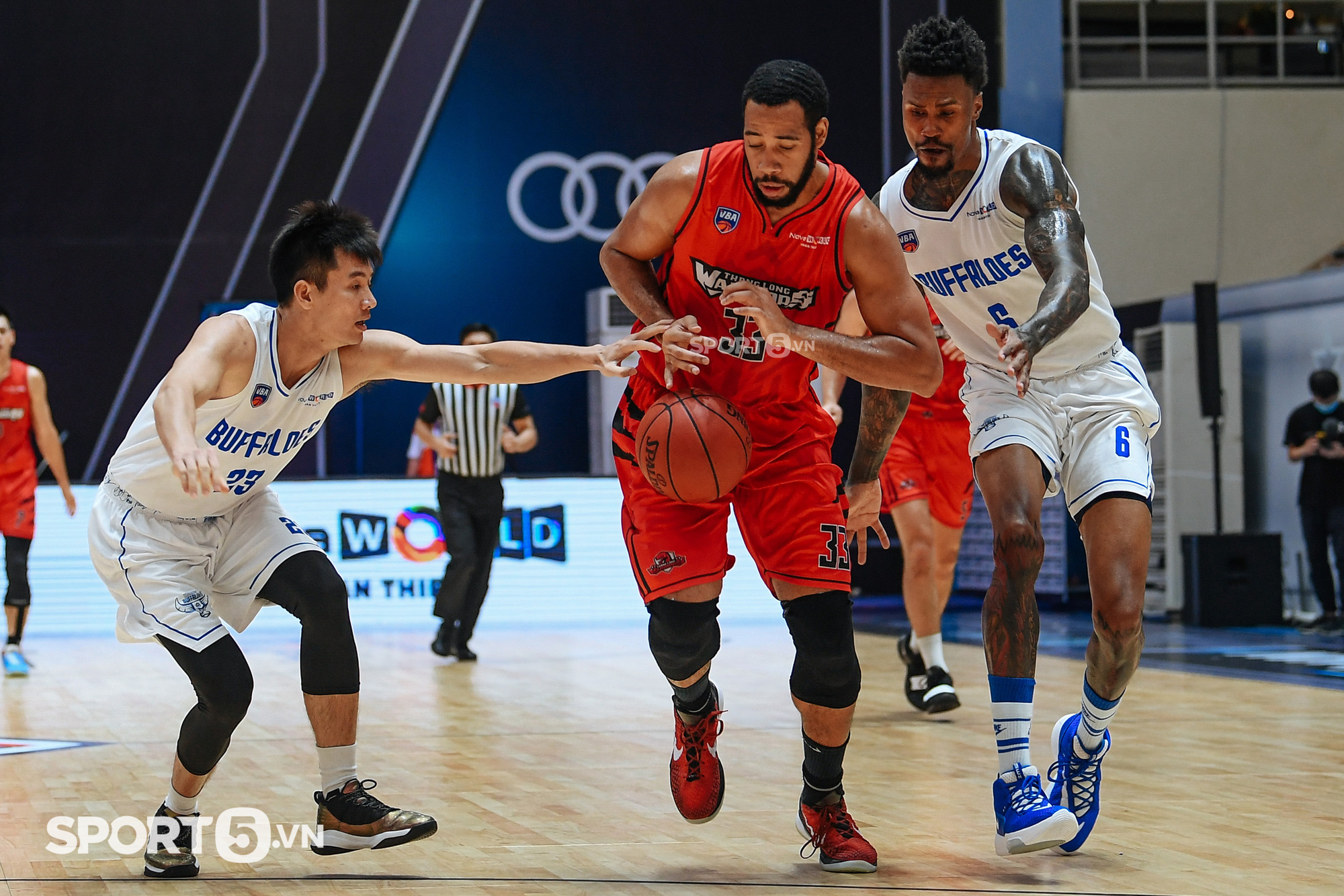 Video: HLV Hanoi Buffaloes &quot;gây lú&quot; học trò khi sử dụng 60 giây hội ý để... &quot;biểu diễn ảo thuật&quot; - Ảnh 1.