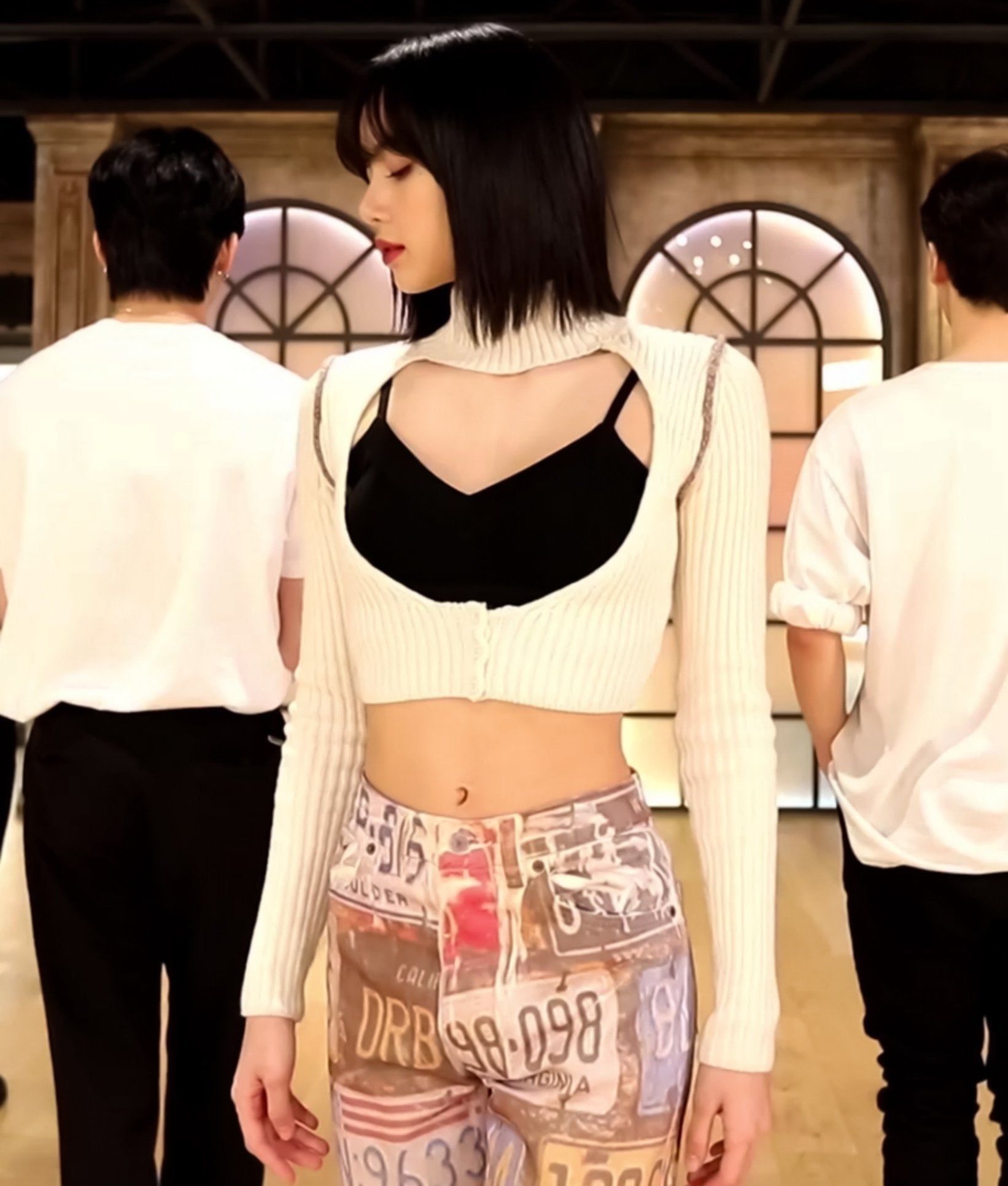 TWICE bắt trend áo què của BLACKPINK nhảy đội hình 8 người, khoe phòng tập mới trắng sáng bay màu hội chị em - Ảnh 11.