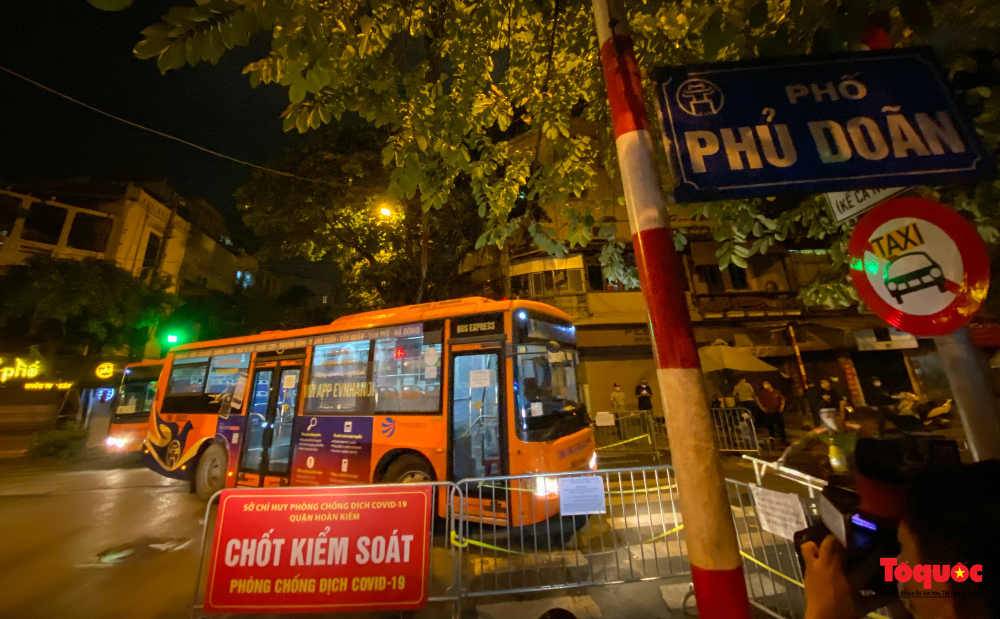 Hà Nội di chuyển gần 150 F1 liên quan đến ổ dịch Bệnh viện Việt Đức đi cách ly trong đêm - Ảnh 2.