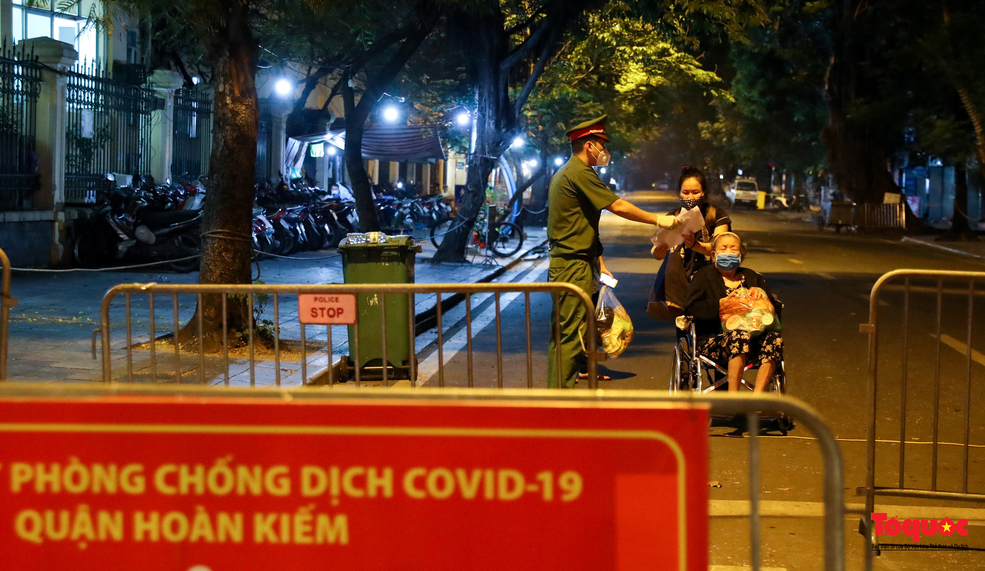 Hà Nội di chuyển gần 150 F1 liên quan đến ổ dịch Bệnh viện Việt Đức đi cách ly trong đêm - Ảnh 17.