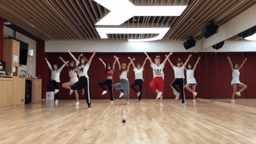 TWICE bắt trend áo què của BLACKPINK nhảy đội hình 8 người, khoe phòng tập mới trắng sáng bay màu hội chị em - Ảnh 7.