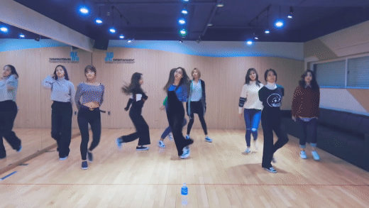 TWICE bắt trend áo què của BLACKPINK nhảy đội hình 8 người, khoe phòng tập mới trắng sáng bay màu hội chị em - Ảnh 6.