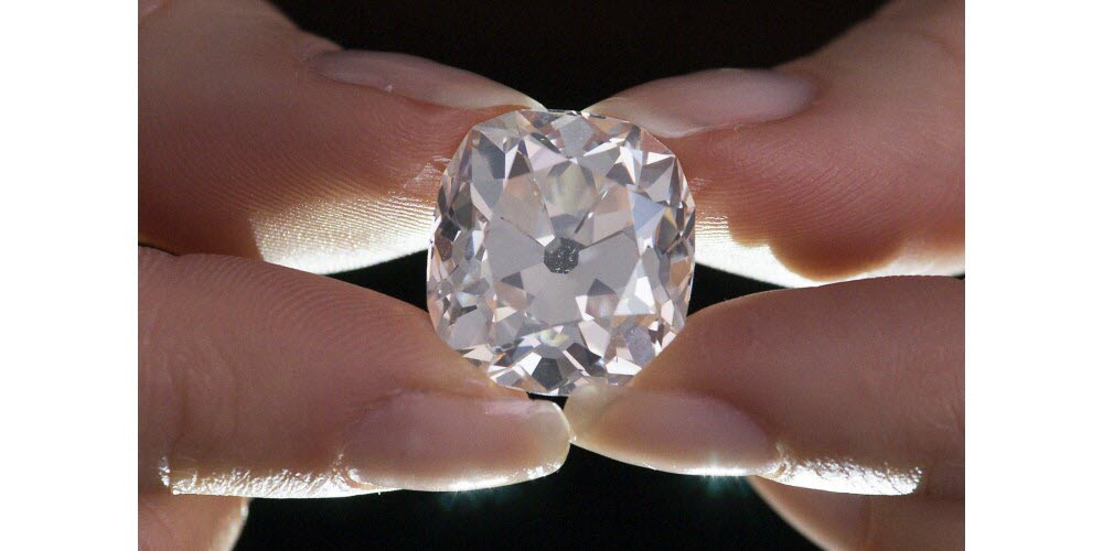 Đeo nhẫn đồ chơi mua ở chợ trời, cô gái mất 30 năm mới biết có kim cương 10 tỷ gắn trên đó - Ảnh 1.