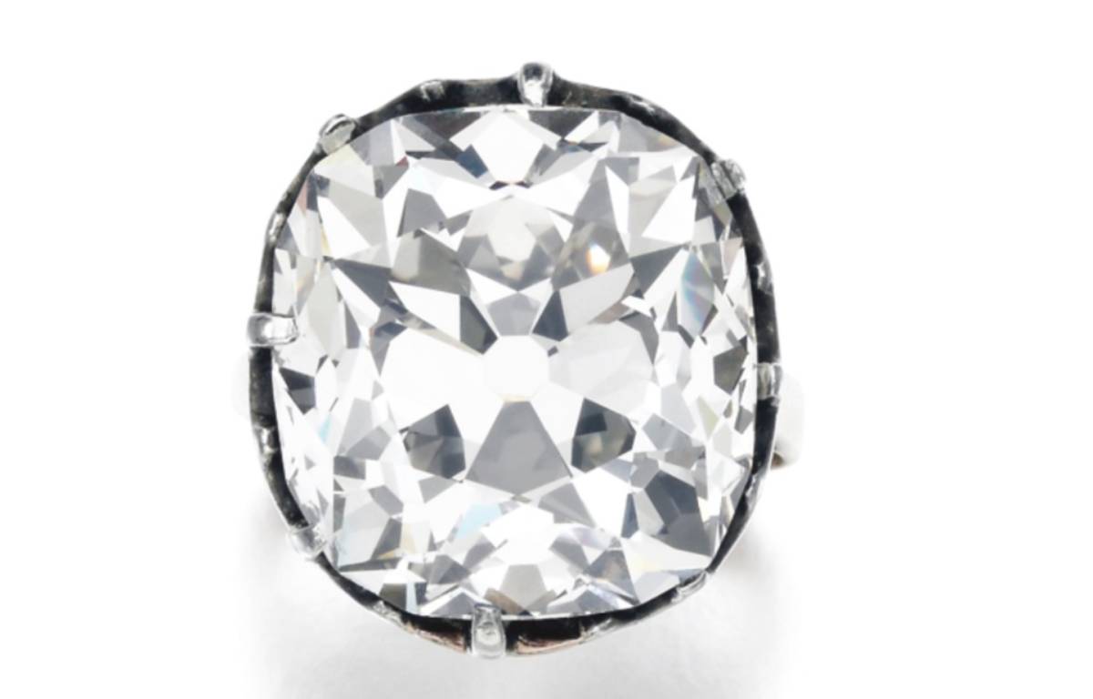 Đeo nhẫn đồ chơi mua ở chợ trời, cô gái mất 30 năm mới biết có kim cương 10 tỷ gắn trên đó - Ảnh 2.