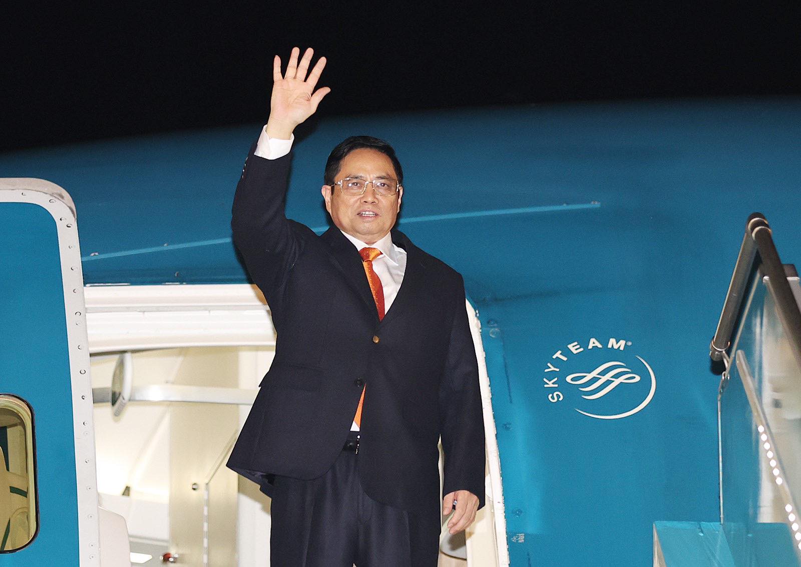 Thủ tướng Phạm Minh Chính lên đường tham dự Hội nghị COP26, thăm làm việc tại Anh và thăm chính thức Pháp - Ảnh 1.
